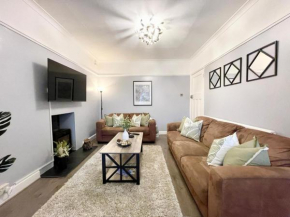 Large 4-bedroom detached house - Driveway for 3 cars - 20-minute walk to city centre - Gigabit Wi-Fi - Long Stay Rates!